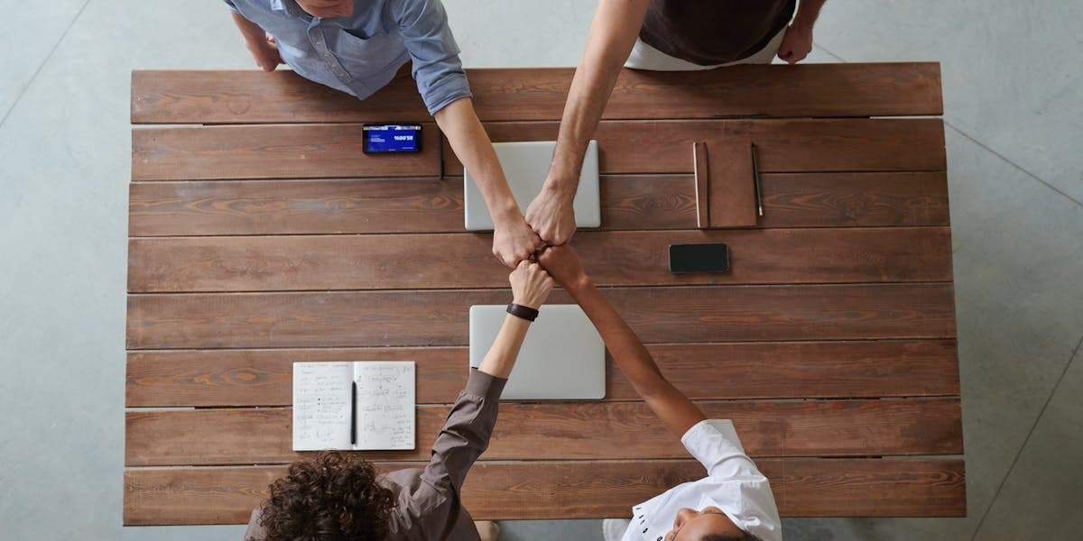 تأكيدات النوم - تحويل اللاوعي الخاص بك أثناء النوم مع التأكيدات موجة ثيتا محسّنة.